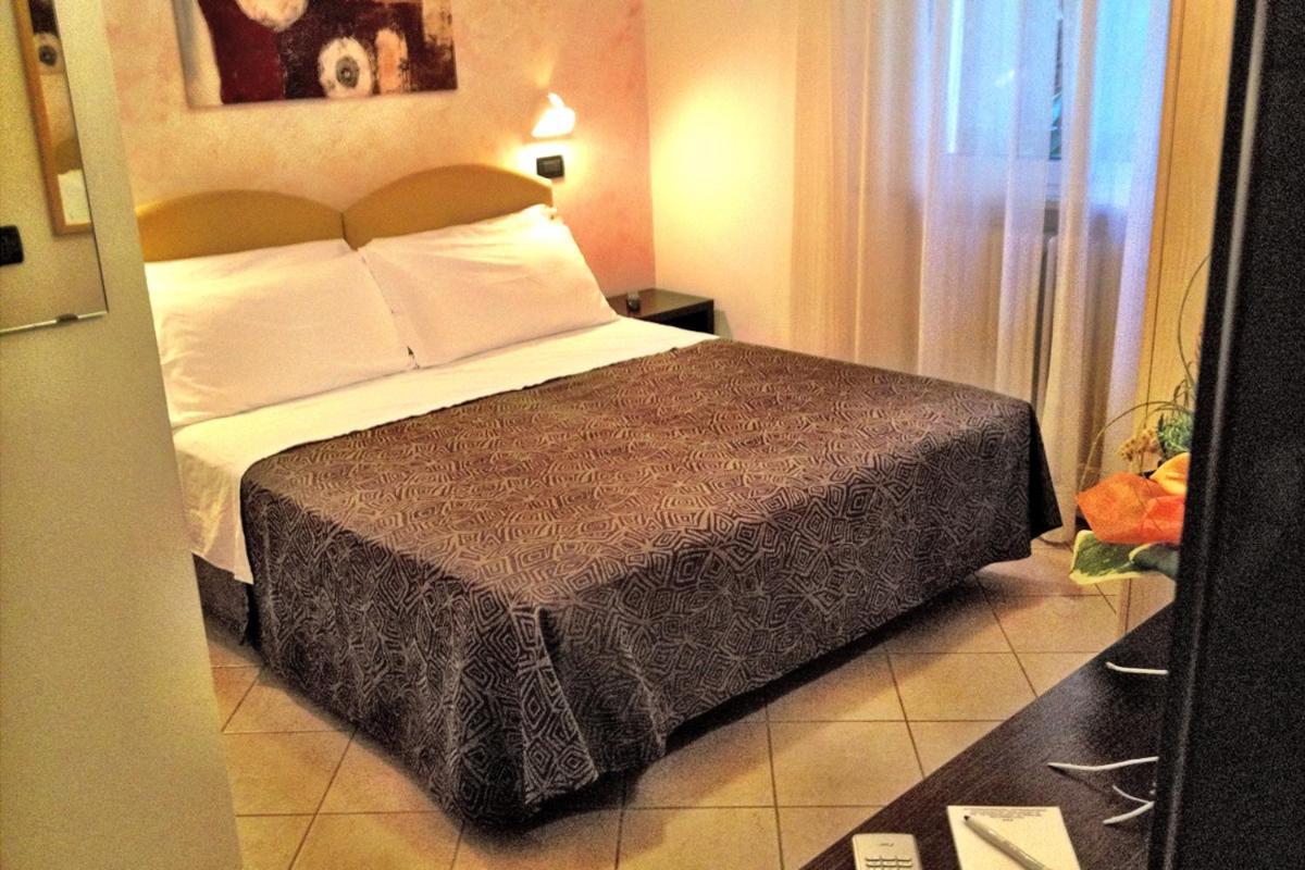 צ'סנטיקו Hotel Numi & Medusa מראה חיצוני תמונה