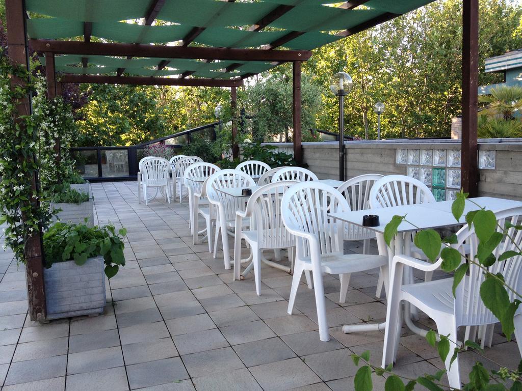 צ'סנטיקו Hotel Numi & Medusa מראה חיצוני תמונה